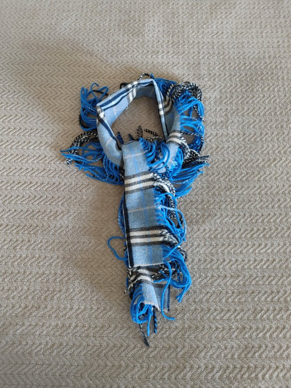 ✨💙Burberry Cashmere Scarf with Double Fringe💙✨ - Picture 2 of 16